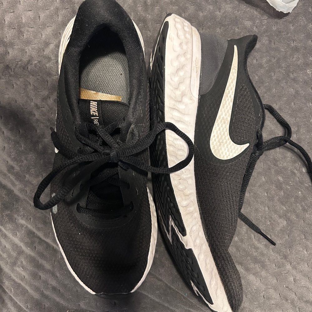 Nike Women's Black Running Shoes size 8